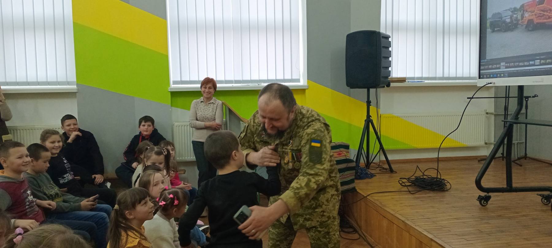 До Модрицького ЗЗСО I-III ст. завітав молодший лейтенант капеланської служби ЗСУ, доктор богослов'я і дідусь наших учениць, отець Андрущакевич Віталій. 1 483541188 29811354731797055 4171806603176083464 n