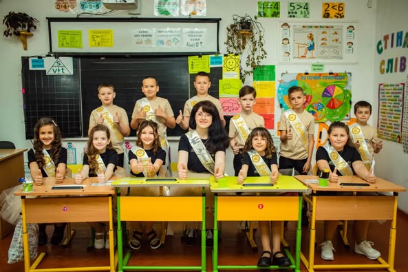 22 травня 2025 року в актовій залі школи Модрицького ЗЗСО І – ІІІ ступенів – випускний 4 класу. 1 499662035 1729080701026202 6575806430657595668 n
